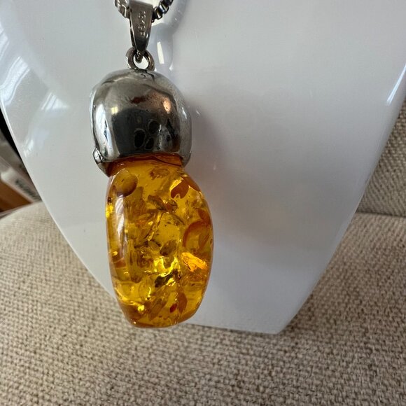 Vtg 18K GP Duck Pendant Necklace with Pressed Baltic Amber Drop - Unique Animal - Picture 4 of 13